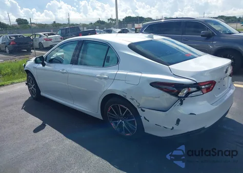 2021 Toyota Camry Xle Hybrid z USA, uszkodzony, nr VIN 4T1F31AK0MU555466